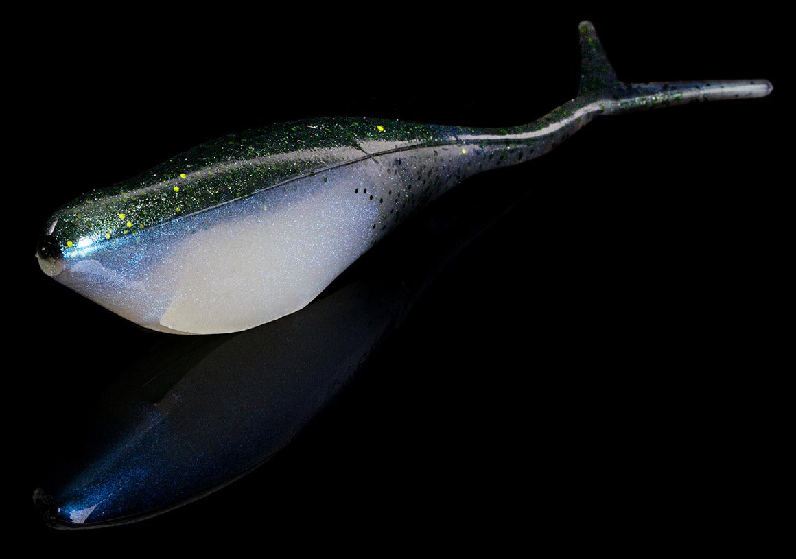 Die Kombination aus einem sehr bauchigen Körper und filigranen V-Tail macht den Fin-S SHAD von Lunker City zu einem einzigartigen Softjerkbait. An einem (un-)beschwerten Wide Gap Haken wird der Fin-S SHAD durch zupfen animiert und bewegt sich wie ein Jerkbait im Zick-Zack-Kurs. Bei Einholpausen trudelt er kippelnd, wie ein sterbendes Beutefischchen ab, wodurch der Fin-S SHAD die Aufmerksamkeit aller Räuber erregt.