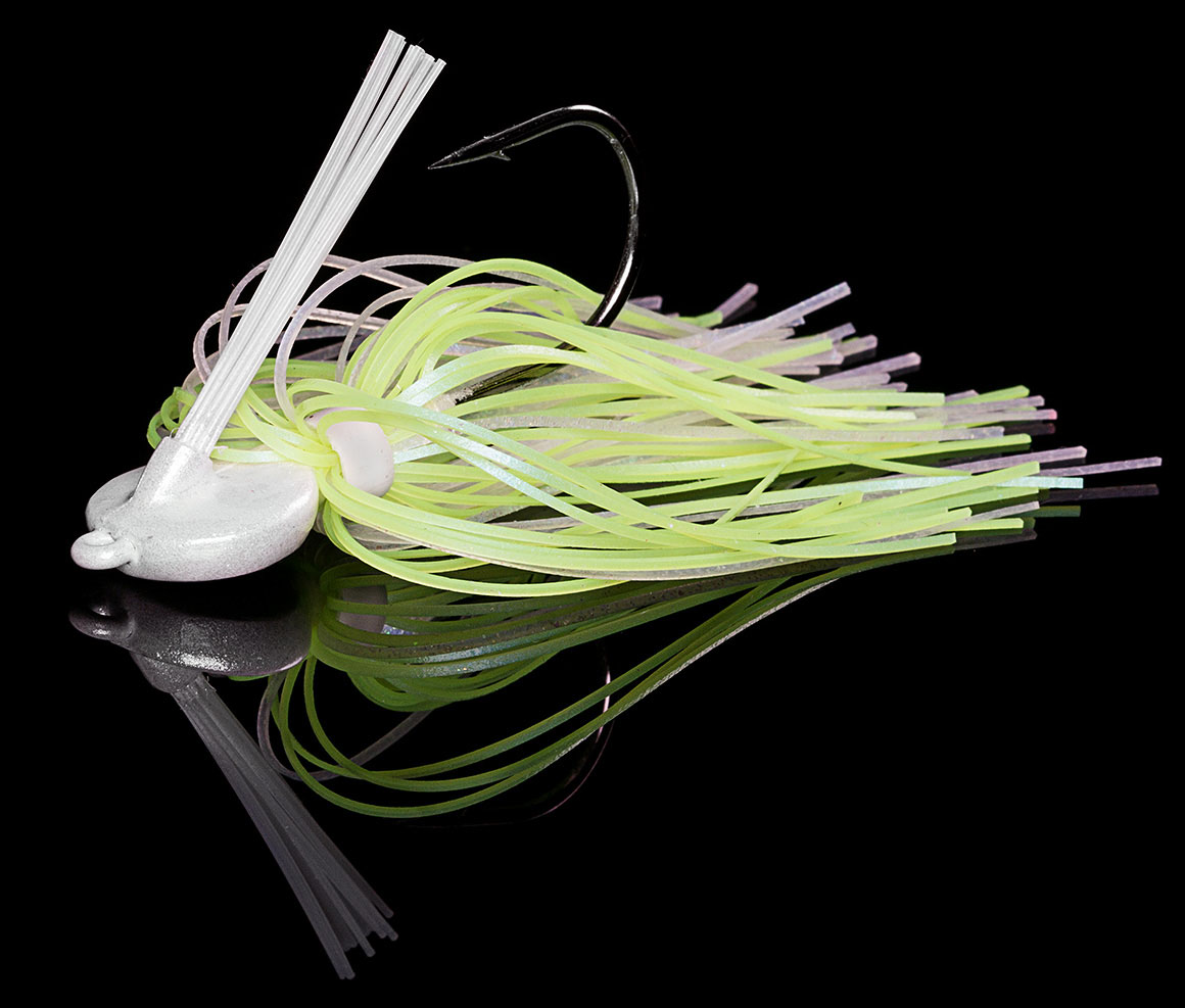 Der Clou des PanHead Jigs von Lunker City besteht in seiner flachen, einer Scheibe ähnelnden Kopfform. Das macht ihn zu einem außergewöhnlichen Swimming- und Skipping Jig, der unter nahezu jedes Hindernis geworfen werden kann. Seine breite Oberfläche sorgt für reichlich Wasserverdrängung und ermöglicht es den PanHead Jig auch bei langsamem Tempo oberflächennah zu führen. Dank des Weed-Guards ist der Schutz vor Verlust in hängerträchtigem Terrain gewährleistet.