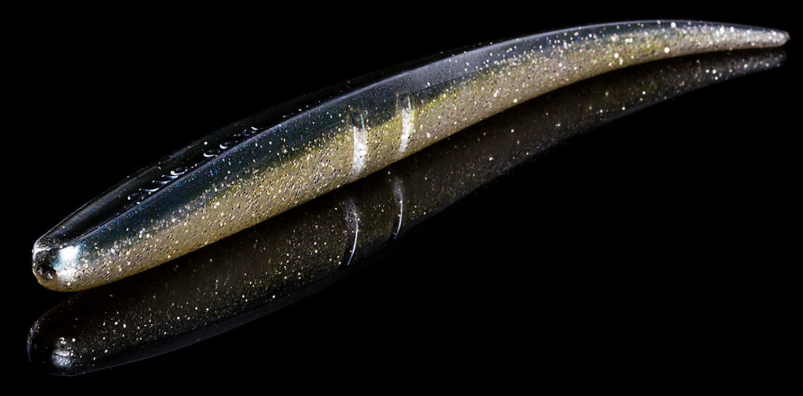 Der Slug-Go ist ein perfekt ausbalancierter Gummifisch mit Pin-Tail, der als Softjerk am (un-)beschwerten Offset Haken unberechenbar zu allen Seiten ausbricht und einen verletzten Beutefisch verkörpert. Sein eigensinniges Laufverhalten zeigt er nicht nur am Jig, auch am Drop Shot oder Wacky Rig verursacht Lunker Citys Slug-Go regelmäßig instinktive Bisse im Süß- und Salzwasser.