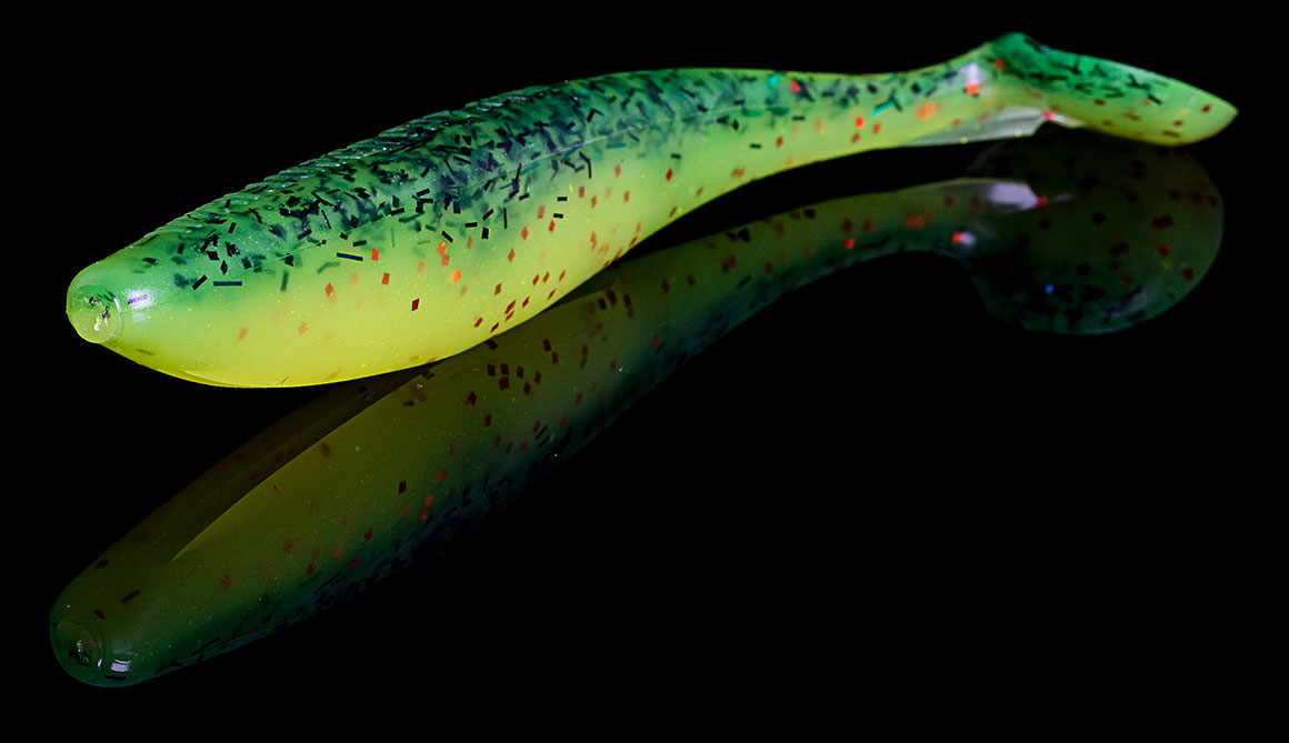 Der SwimFish von Lunker City ist ein exzellenter Swimbait am beschwerten Wide Gap Haken. Der eingearbeitete Bauchschlitz erleichtert die Montage und erhöht die Bissausbeute. Dank des großen Schaufelschwanzes erzeugt er, auch am Jig gefischt, viel Druck unter Wasser und lässt sein Seitenprofil immer wieder aufblitzen. Diese flankende Aktion lockt auch beißfaule Räuber an!