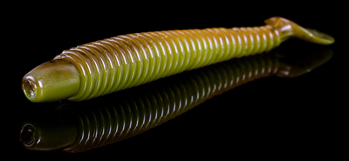 Der Swimming Ribster ist ein Gummiwurm in Verbindung mit einem Schaufelschwanz. Für die Stabilität und damit der Haken besser hält, ist der gerippte Körper im vorderen Bereich deutlich kräftiger. In Richtung Tail wird das Gummi schmaler und sorgt für einen lebhaften Lauf, um Barsche und Zander zu verführen.